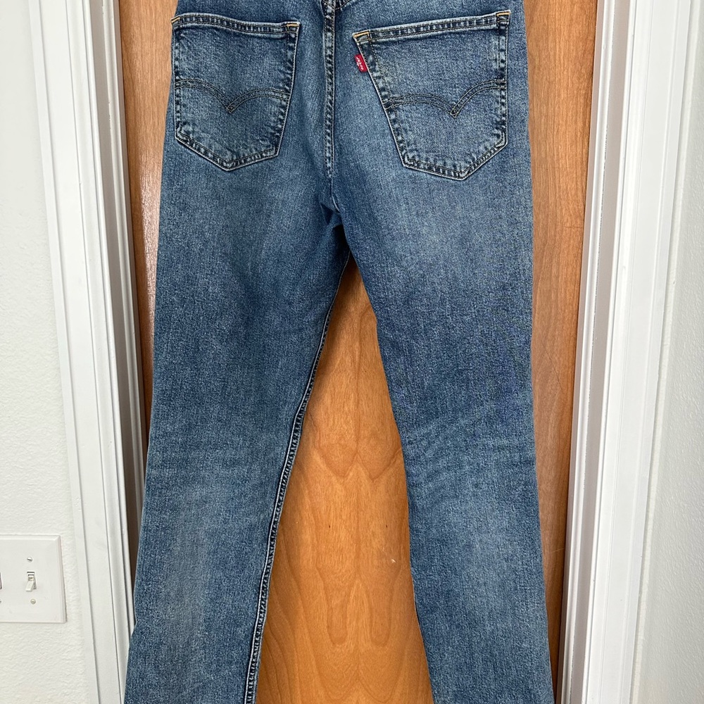 Levi’s 541 Jeans. Athletic straight fit jean. Size W32 L34. Light wash.